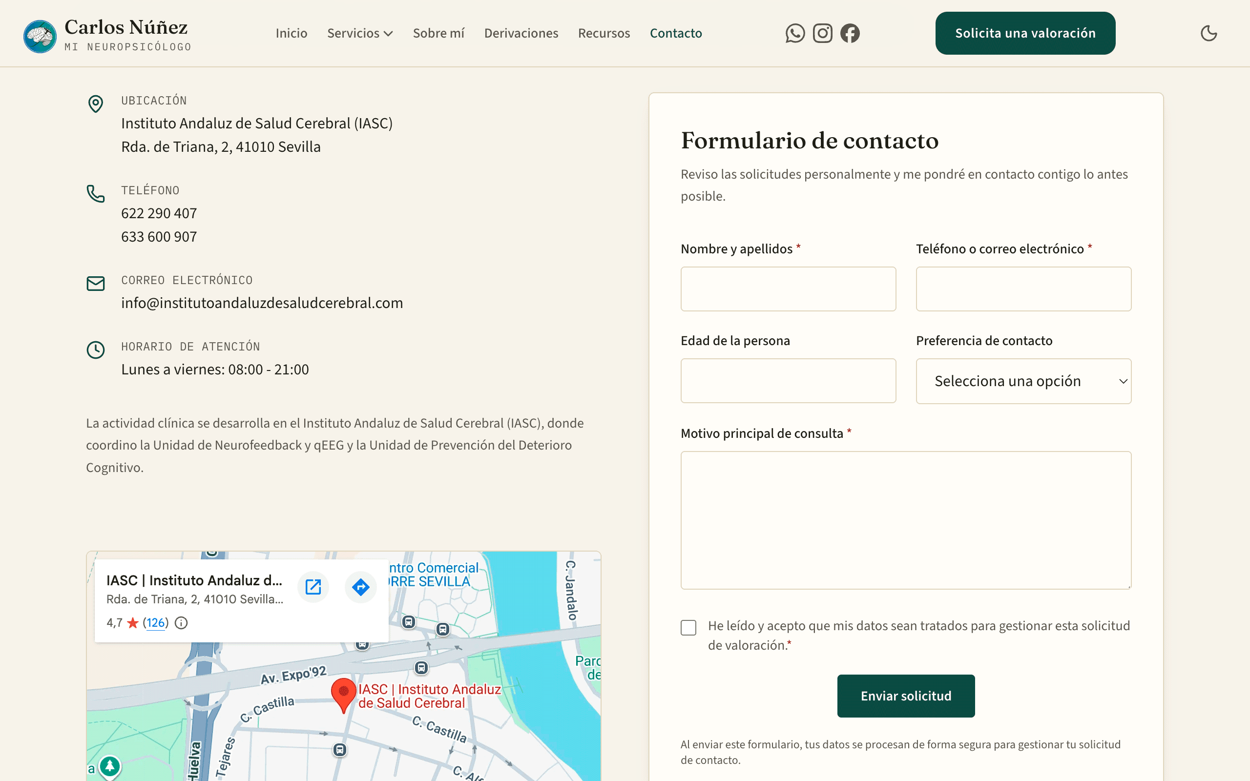 Captura de la página de contacto, con datos de ubicación y un formulario de solicitud